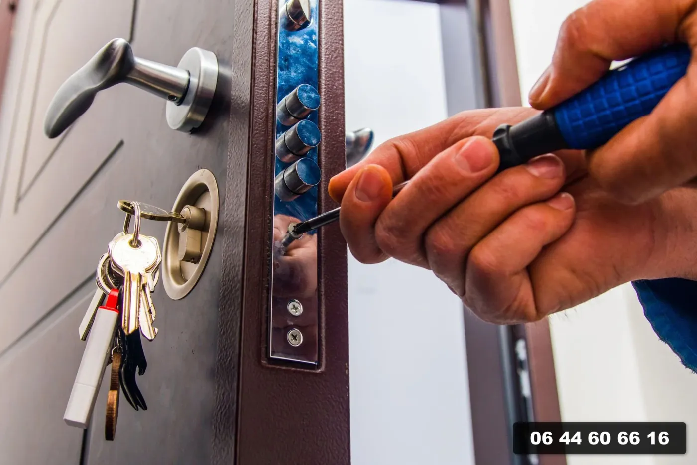 Serrurier examinant une serrure de porte d'entrée en Île-de-France