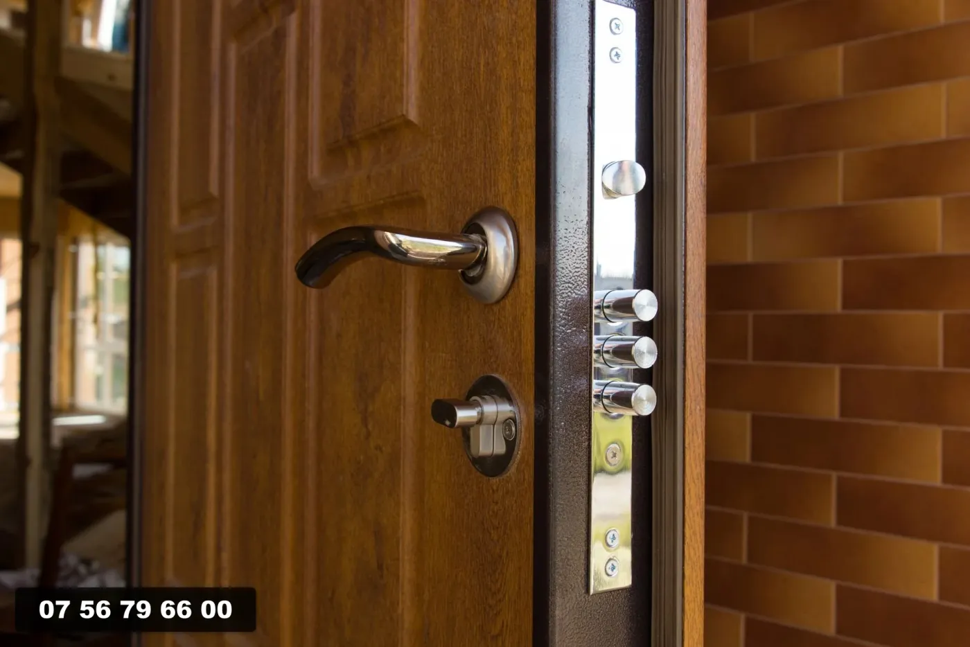 Intervention d'un serrurier sur une porte d'entrée en Île-de-France