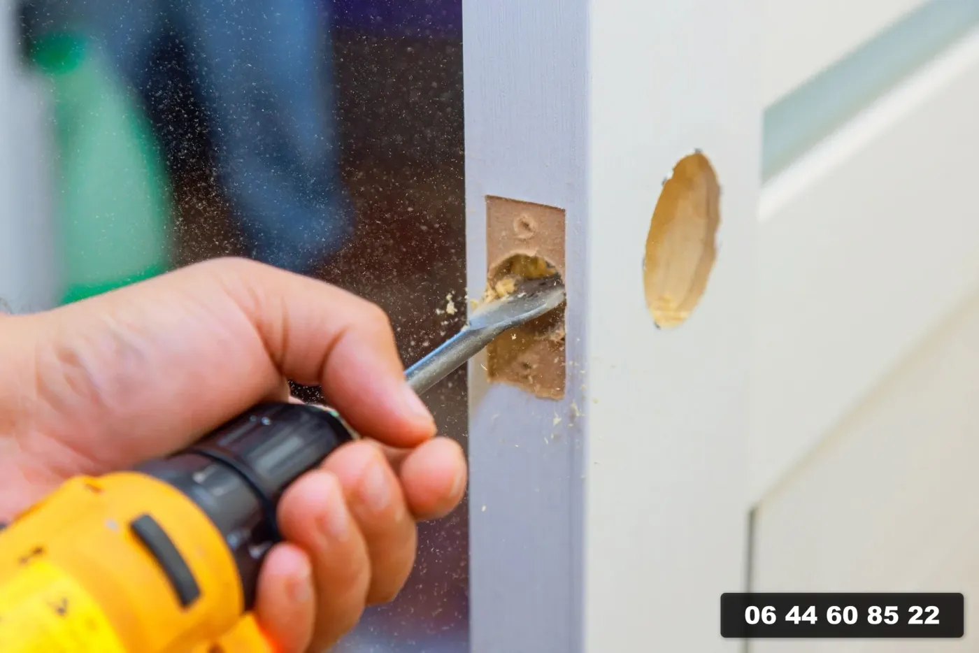 Réglage d'une serrure multipoints sur une porte